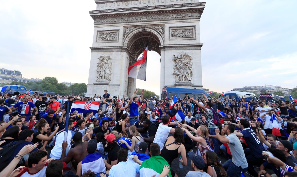 Torcedores franceses lotaram as ruas de Paris para acompanhar a vitória dos 'bleus' na Copa do Mundo