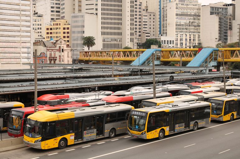 Ônibus estacionados no terminal Parque Dom Pedro II, São Paulo. © Rovena Rosa/Agência Brasil