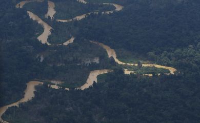 Rios contaminados têm coloração e margem afetados pela atuação de garimpo ilegal na região do Surucucu, dentro da Terra Indígena Yanomami, Oeste de Roraima, avistados em sobrevoo da Força Aéra Brasileira para lançamendo de suprimentos.
