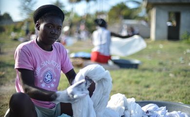 Porto Príncipe (Haiti) - Jose Joseph lava roupa em um dos poços. Ela já teve água encanada em casa antes do terremoto