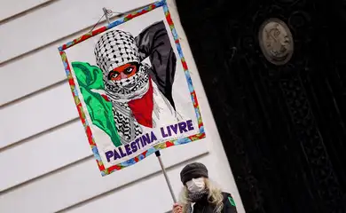 Rio de Janeiro (RJ), 07/07/2025 - Grupos ligados ao Comite de Solidariedade com a Luta do Povo Palestino fazem manifestação contra o genocídio do povo palestino na Faixa de Gaza e por uma Palestina livre, na Cinelândia, no centro da cidade.   Foto: Tânia Rêgo/Agência Brasil
