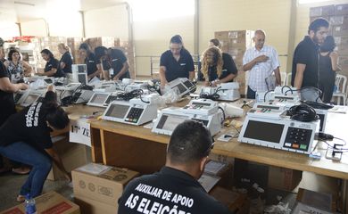 Tribunal Regional Eleitoral do DF inicia a Lacração das urnas eletrônicas a serem utilizadas no Distrito Federal nas Eleições Gerais de 2014 (Antonio Cruz/Agência Brasil)