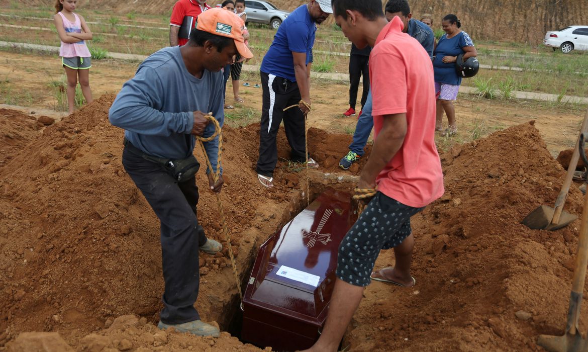 Parentes assistem ao funeral de um dos presos que morreram durante um motim na prisão, no cemitério de São Sebastião, em Altamira, Brasil, em 31 de julho de 2019