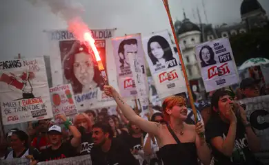 People hold placards with pictures of missing people, victims of Argentina's last dictatorship, during a demonstration to mark the 49th anniversary of the 1976 military coup, at Plaza de Mayo square in Buenos Aires, Argentina March 24, 2025. Reuters/Agustin Marcarian/Proibida reprodução