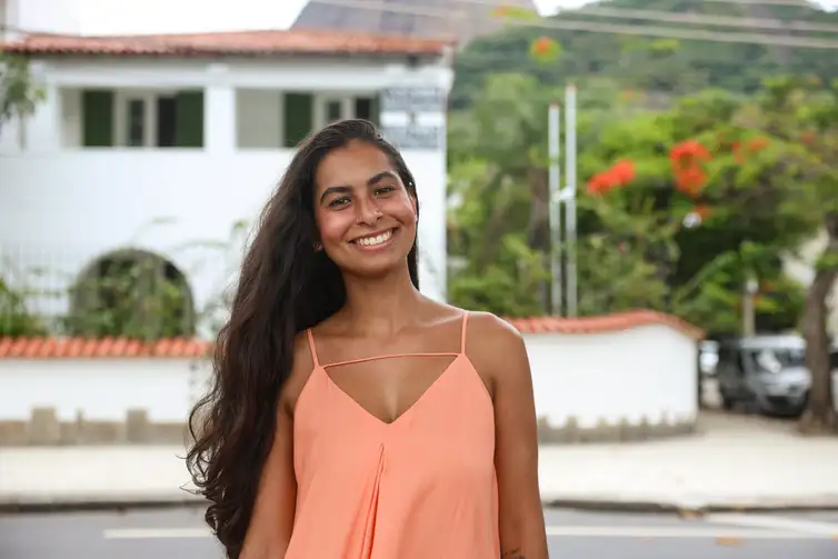 Rio de Janeiro (RJ), 07/01/2025 –A analista de panejamento comercial, Nicole Alves posa em frente a casa que serviu de locação para o filme Ainda estou aqui, de Walter Salles. Foto: Tomaz Silva/Agência Brasil