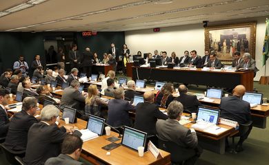 Brasília - Comissão de Constituição e Justiça se reúne para leitura do parecer do deputado Sergio Zveiters sobre a admissibilidade da denúncia da PGR contra o presidente Michel Temer(Fabio Rodrigues-Pozzebom/Agência Brasil) 