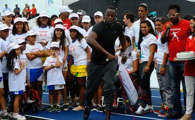 Considerado o homem mais rápido mundo, o velocista jamaicano Usain Bolt, participou de uma corrida recreativa com cerca de 100 crianças do projeto Atleta do Futuro, do Sesi, na Praia do Leme (Tânia Rêgo/Agência Brasil)