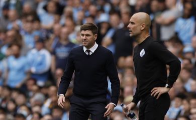 Técnico do Manchester City, Pep Guardiola, ao lado do técnico do Aston Villa, Steven Gerrard