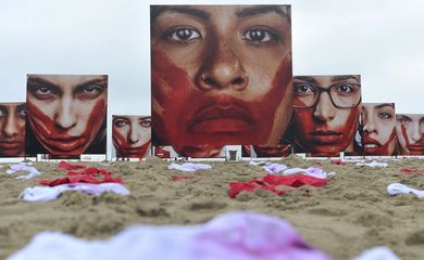 Rio de Janeiro - A ONG Rio de Paz promove na Praia de Copacabana ato público contra o abuso sofrido pelas mulheres. Durante a manifestação 420 calcinhas estendidas representam o número de homens que estupram mulheres  a cada 72 horas no