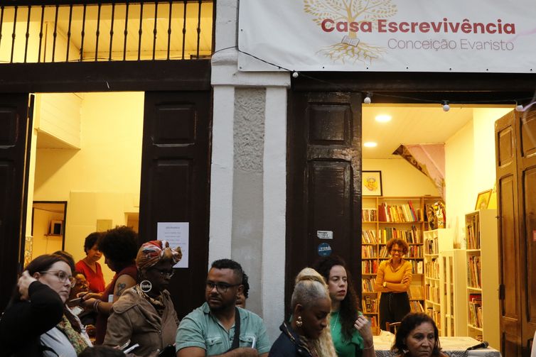 Rio de Janeiro (RJ), 20/07/2023 - A escritora Conceição Evaristo lança a Casa Escrevivência, um espaço aberto ao público com biblioteca, no Largo da Prainha. Foto: Fernando Frazão/Agência Brasil