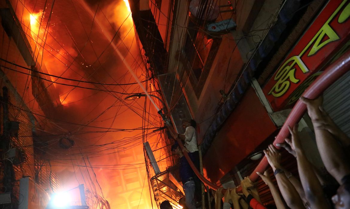 Uma visão de uma cena de um incêndio que eclodiu em um armazém de produtos químicos em Daca, Bangladesh, 20 de fevereiro de 2019. REUTERS / Mohammad Ponir Hossain