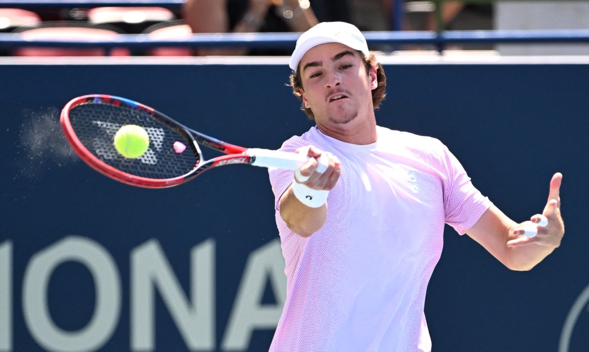 Reuters/Dan Hamilton/proibida reprodução Jul 28, 2025; Toronto, ON, Canada; Joao Fonseca (BRA) plays a shot against Tristan Schoolkate (AUS) during first round play at Sobeys Stadium. Mandatory Credit: Dan Hamilton-Imagn Images
