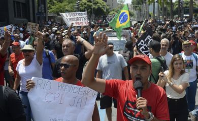Rio de Janeiro - Manifestantes protestam em frente à  Assembleia Legislativa (Alerj) contra o pacote de corte de gastos do governo do estado (Tomaz Silva/Agência Brasil)