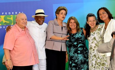 Brasília - A presidenta Dilma Rousseff, durante cerimônia no Palácio do Planalto, recebe apoio de intelectuais e artistas contra o processo de impeachment (Antonio Cruz/Agência Brasil)