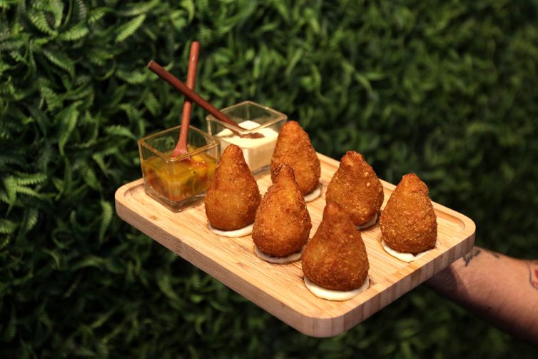 Rio de Janeiro (RJ), 16/11/2023 - Coxinha do Bar Esperança, estabelecimento que concorre no festival 