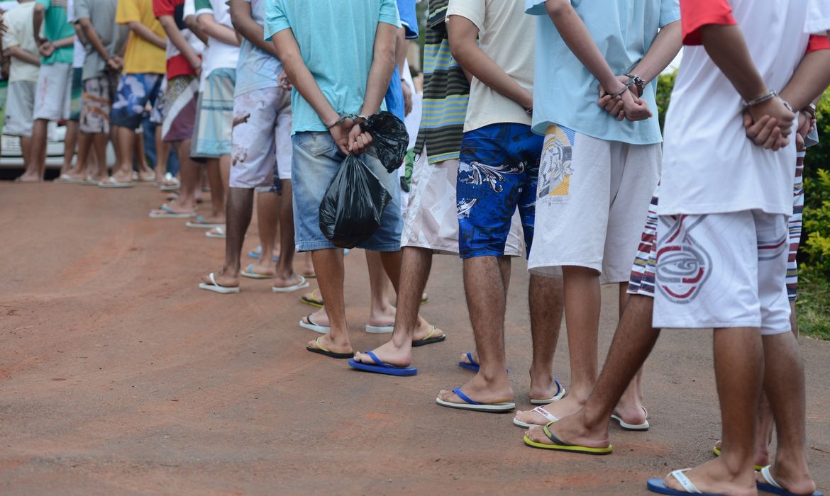 Brasília - O último grupo de adolescentes que cumprem medida de internação no antigo Caje, são levados para as novas unidades de internação (Marcelo Camargo/Agência Brasil)