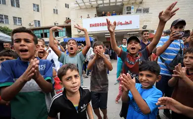 Crianças palestinas celebram em Deir al-Balah, centro de Gaza
9/10/2025 REUTERS/Dawoud Abu Alkas