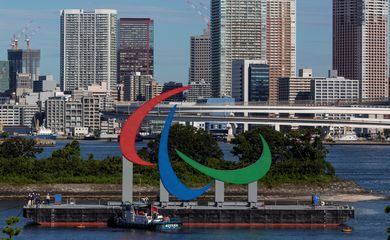 Símbolo instalado para os Jogos Paralímpicos de Tóquio, no Japão - agitos - 