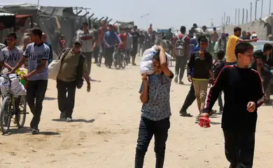 A Palestinian carries an aid supply he received from the U.S.-backed Gaza Humanitarian Foundation, in Khan Younis, in the southern Gaza Strip, May 28, 2025. REUTERS/Hatem Khaled