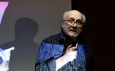 Rio de Janeiro (RJ), 11/07/2025 - O perito Nelson Massini explica o laudo produzido no Brasil, durante coletiva de imprensa concedida pela família de Juliana Marins, brasileira que faleceu durante uma trilha no Monte Rinjani na Indonésia, na Defensoria Pública da União (DPU), centro da cidade. Foto: Tânia Rêgo/Agência Brasil