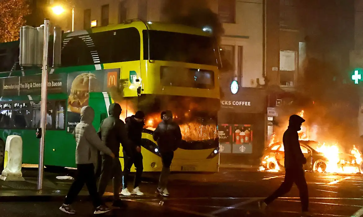 Ônibus pega fogo durante manifestação após suposto esfaqueamento que deixou algumas crianças feridas em Dublin, Irlanda
23/11/2023
REUTERS/Clodagh Kilcoyne