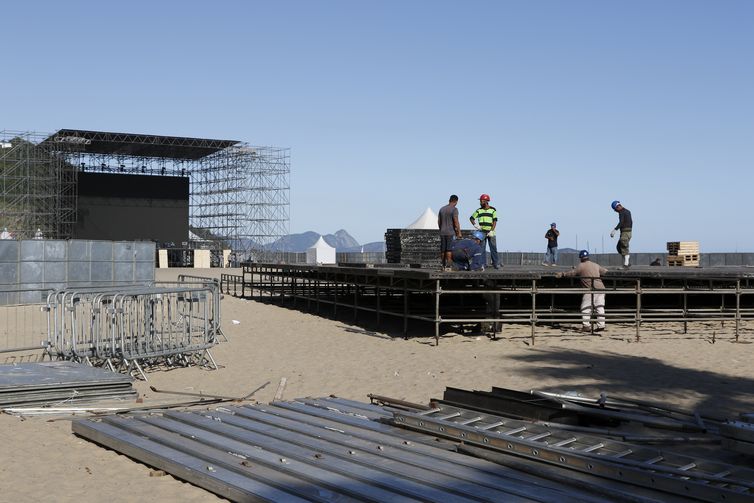 Fernando Frazão/Agência Brasil Montagem da arena para a Fifa Fan Fest na praia de Copacabana, onde serão transmitidos os jogos da seleção brasileira na Copa do Mundo.