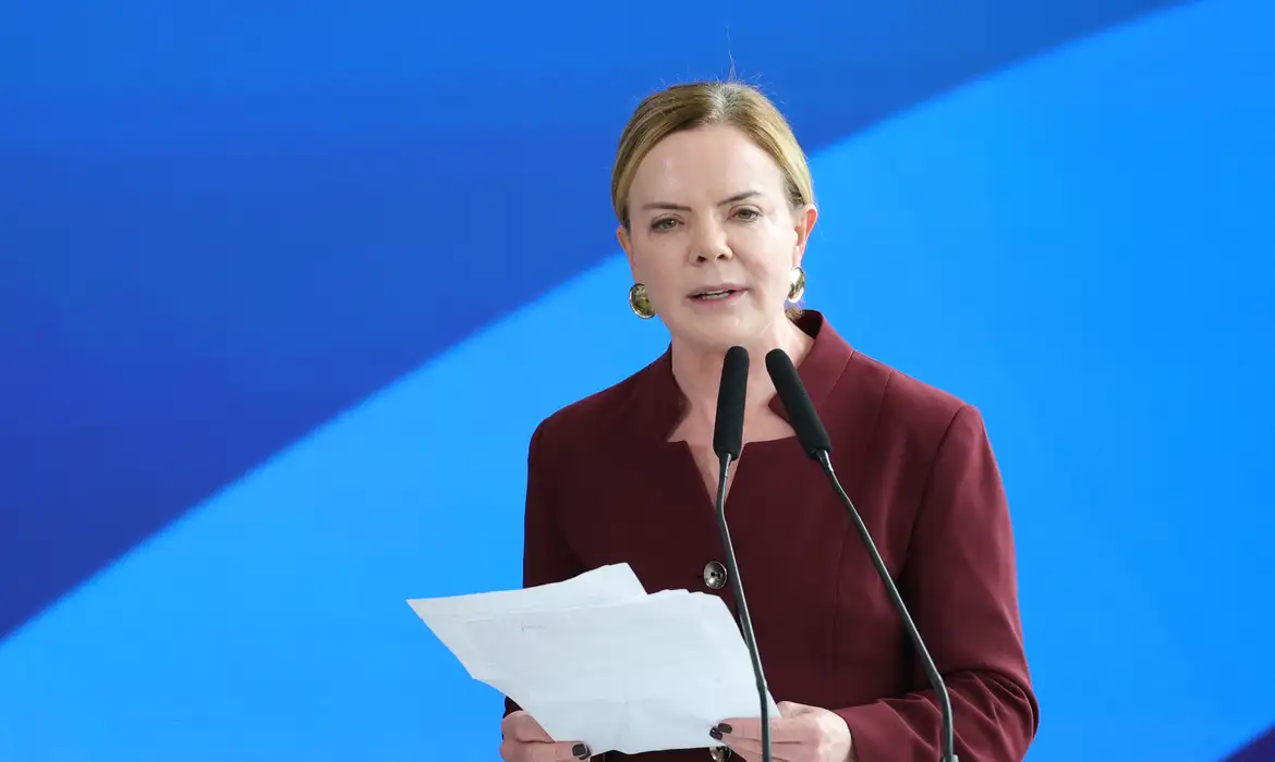 Fabio Rodrigues-Pozzebom/ Agência Brasil Brasília (DF) 26/11/2025 - A Ministra da Secretaria de Relações Institucionais, Gleisi Hoffmann, duante sanção da lei que amplia a faixa de isenção do Imposto de Renda Pessoa Física para quem ganha até R$ 5 mil por mês e estabelece descontos para rendas de até R$ 7.350 mensais. Foto: Fabio Rodrigues-Pozzebom/ Agência Brasil