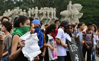 São Paulo - Estudantes secundaristas fazem manifestação contra a máfia da merenda, em frente à Assembleia Legislativa  (Rovena Rosa/Agência Brasil)