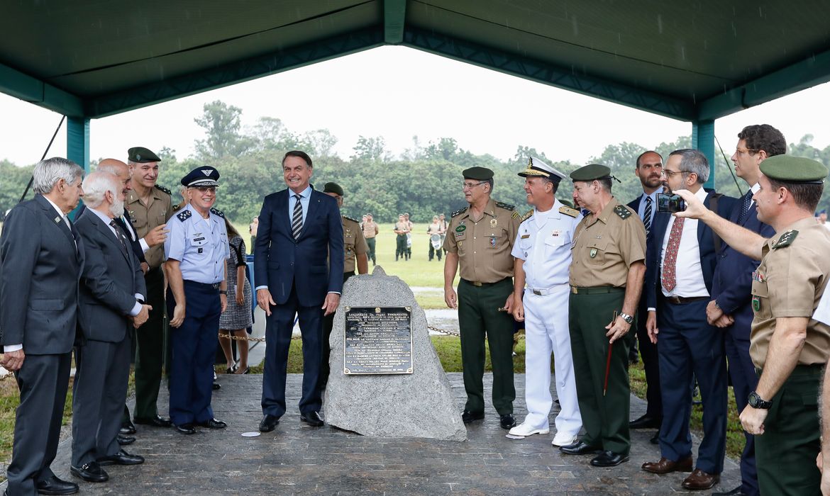  Presidente da República Jair Bolsonaro acompanhado das demais autoridades, descerra a placa alusiva ao lançamento da pedra fundamental do colégio militar de São Paulo

