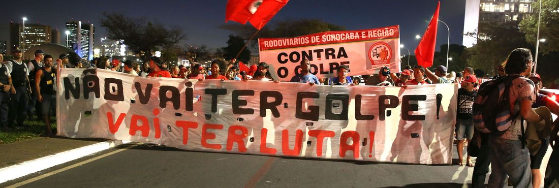 Manifestantes fazem ato contra o impeachment na Esplanada dos Ministérios, em Brasília