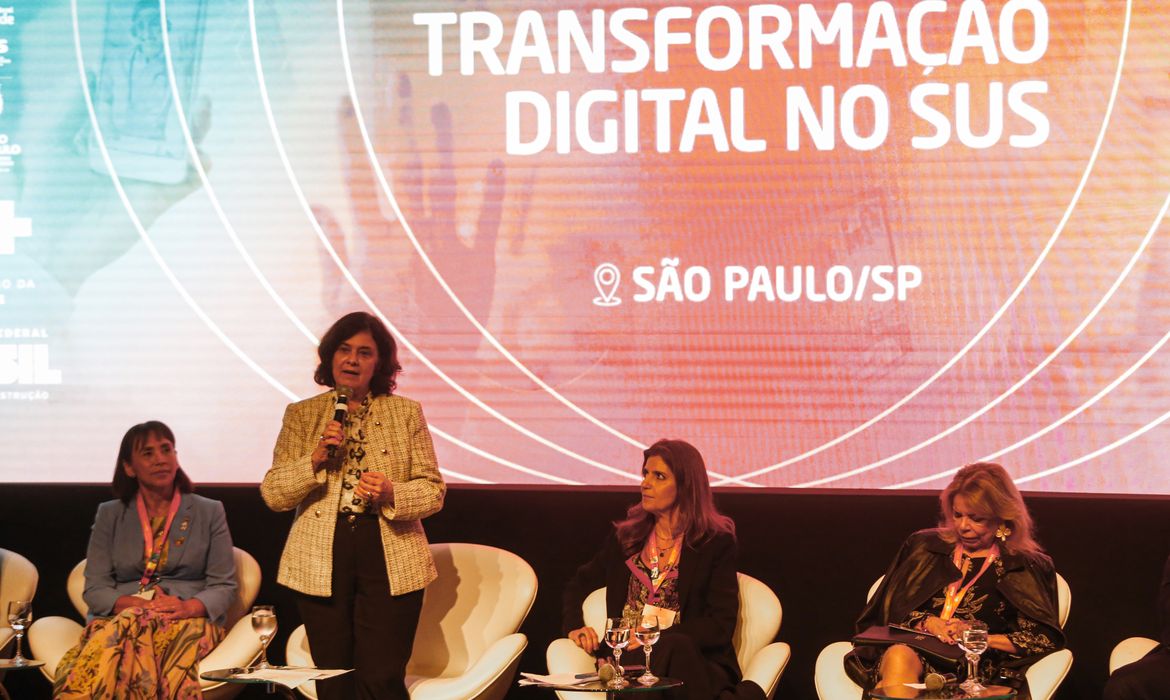 São Paulo (SP) - 03/10/2023 -  Ministra Nísia Trindade anuncia novo programa SUS Digital Brasil no 1º Simpósio Internacional de Transformação Digital no SUS .  
Foto: Paulo Pinto/Agência Brasil
