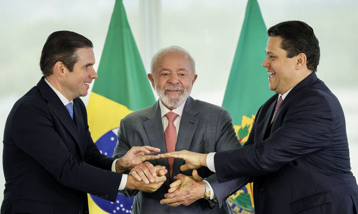 Brasília, 02/02/2025 - O presidente Luiz Inácio Lula da Silva (c) reunido com os presidentes do Senado, Davi Alcolumbre (d), e da Câmara dos Deputados, Hugo Motta (e) 
Foto: Fabio Rodrigues-Pozzebom/Agência Brasil