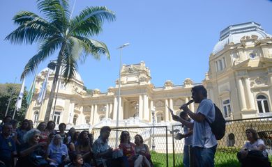 Rio de Janeiro - Professores da Universidade Estadual do Rio de Janeiro fazem aula pública em frente ao Palácio Guanabara em protesto contra a crise da educação no estado (Tânia Rêgo/Agência Brasil)