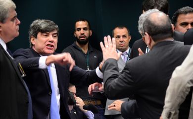 Brasília - Na reunião do Conselho de Ética que avalia a cassação do presidente da Câmara, Eduardo Cunha, os deputados Wellington Roberto e Zé Geraldo, discutem e se agridem.(Antônio Cruz/Agência Brasil)
