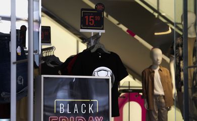 São Paulo, (SP), 22.11.2023 - Fachada de lojas na Avenida Paulista com ofertas da Black Friday. Foto: Paulo Pinto/Agência Brasil