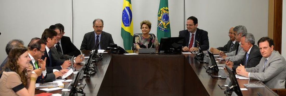 Presidenta Dilma Rousseff reúne-se com líderes dos partidos da base aliada do Senado Federal, no Palácio do Planalto