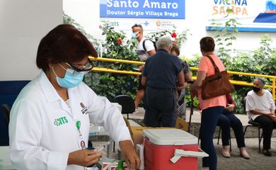 São Paulo - Início da vacinação contra covid-19 em pessoas acima de 90 anos na UBS Santo Amaro.