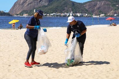 Rio de Janeiro (RJ), 22/03/2025 – No Dia Mundial da Água, o Clean Up Bay une voluntários para limpeza da praia do Flamengo, na zona sul do Rio de Janeiro. Foto: Tomaz Silva/Agência Brasil