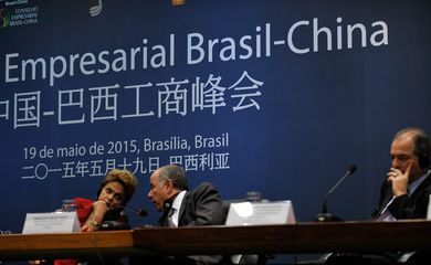 A presidenta Dilma Rousseff e os ministros Mauro Vieira (MRE) e Aloizio Mercadante (Casa Civil) participam do encerramento da Cúpula Empresarial Brasil-China, no Palácio Itamaraty (José Cruz/Agência Brasil)