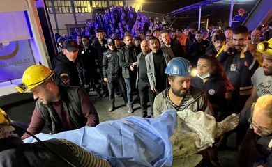 Trabalhador de mina de carvão é transportado até ambulância após explosão em Amasra, no norte da Turquia.Nilay Meryem Comlek/Depo Photos via REUTERS