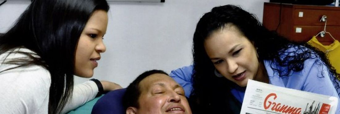 Presidente aparece lendo um jornal do dia em Cuba. Chávez ainda enfrenta dificuldades respiratórias, segundo comunicado oficial