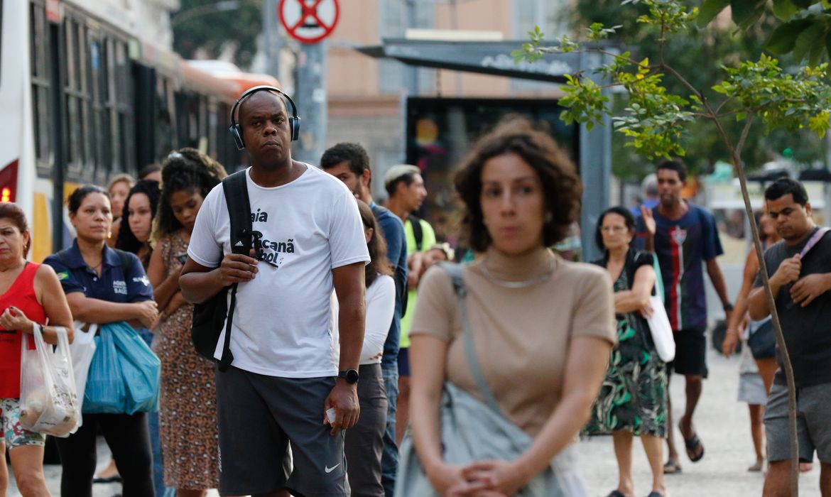 Rio de Janeiro (RJ) 30/04/2024 – Trabalhadores usam ônibus em deslocamento na volta para casa, na região da Praça Tiradentes. Foto: Fernando Frazão/Agência Brasil