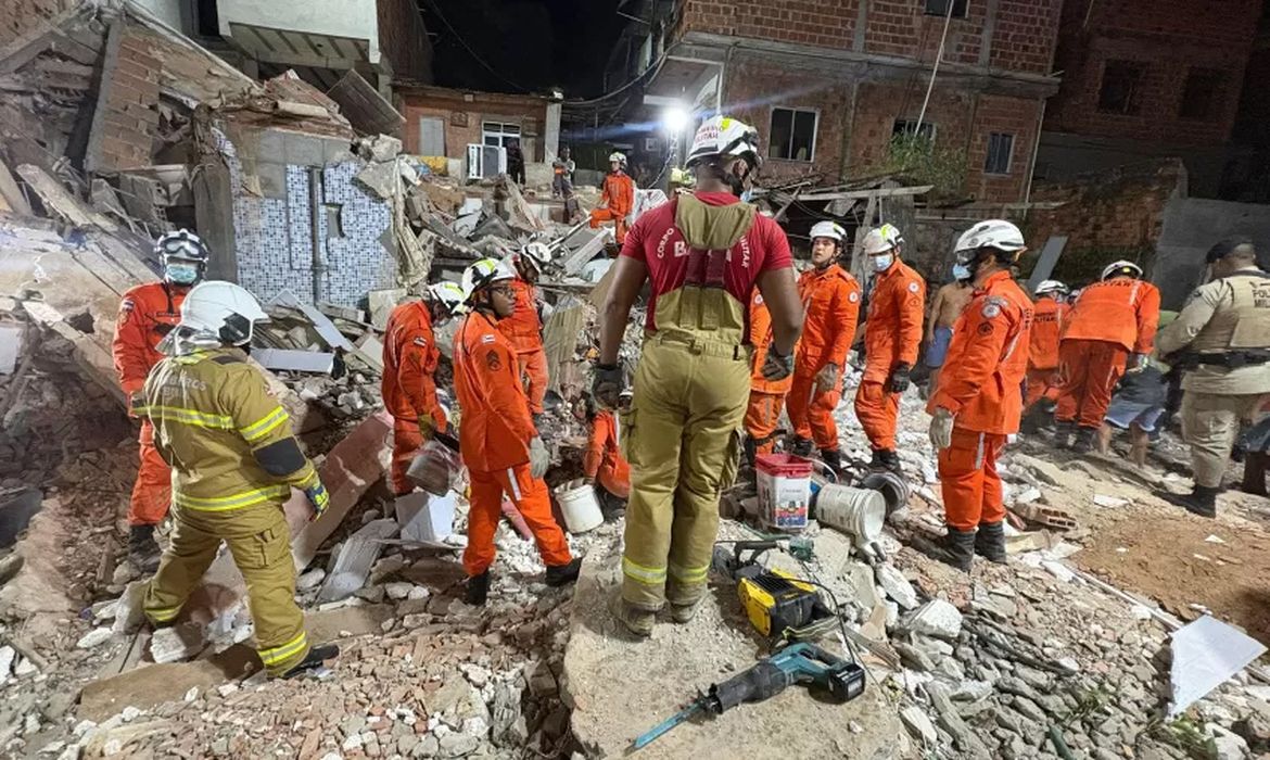 Divulgação/Corpo de Bombeiros da Bahia Corpo de Bombeiros da Bahia fazem buscas após a queda de um prédio em Salvador
. Foto: Divulgação/Corpo de Bombeiros da Bahia