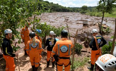 Rescue workers are seen after a dam, owned by Brazilian miner Vale SA, burst in Brumadinho, Brazil January 26, 2019. REUTERS/Washington Alves