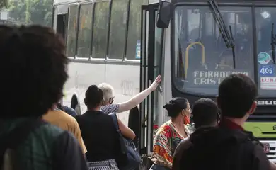 Greve dos rodoviários provoca paralisação da frota de ônibus da cidade e aglomerações nos pontos de parada.