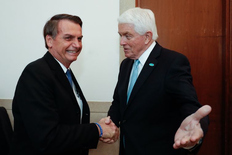 Presidente da República Jair Bolsonaro cumprimenta o senhor Tom J. Donohue, CEO da U.S. Chamber of Commerce.
