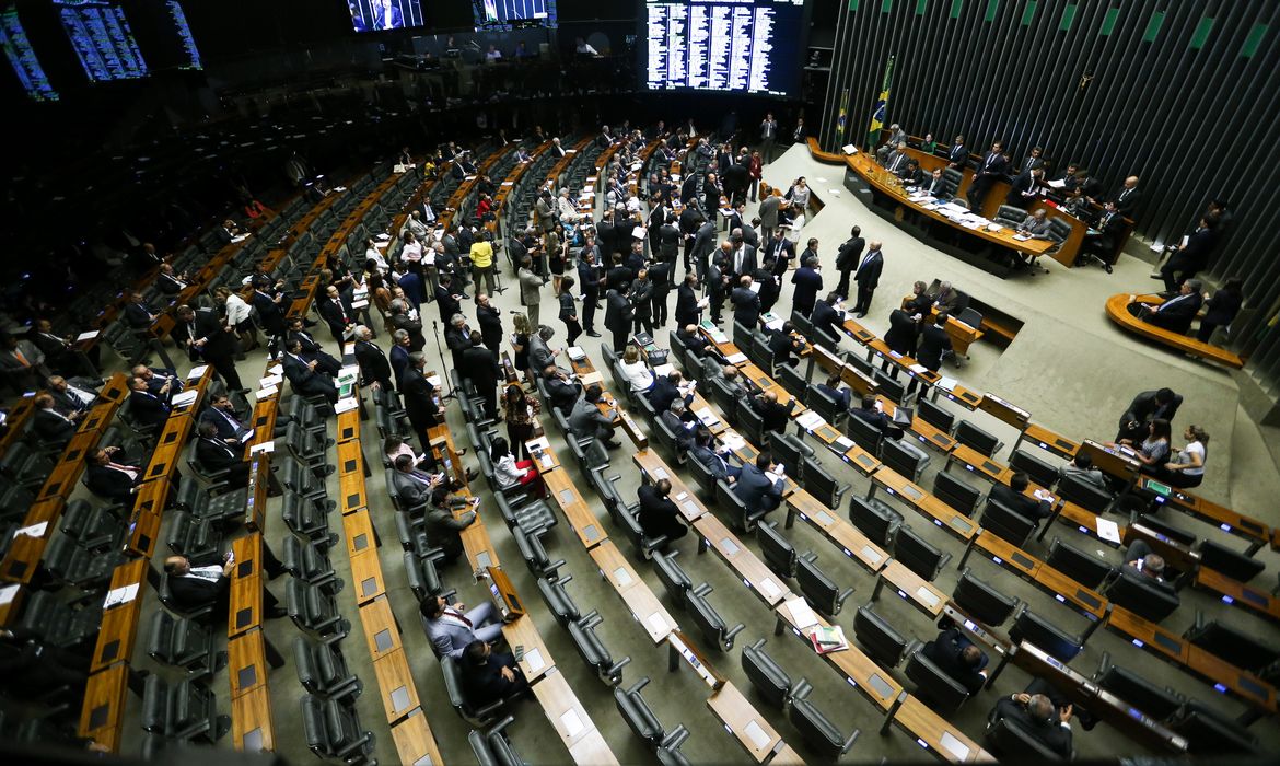 Brasília - Sessão da Câmara dos Deputados para analisar e  votar o projeto sobre a renegociação da dívida dos estados com o governo federal(Marcelo Camargo/Agência Brasil)