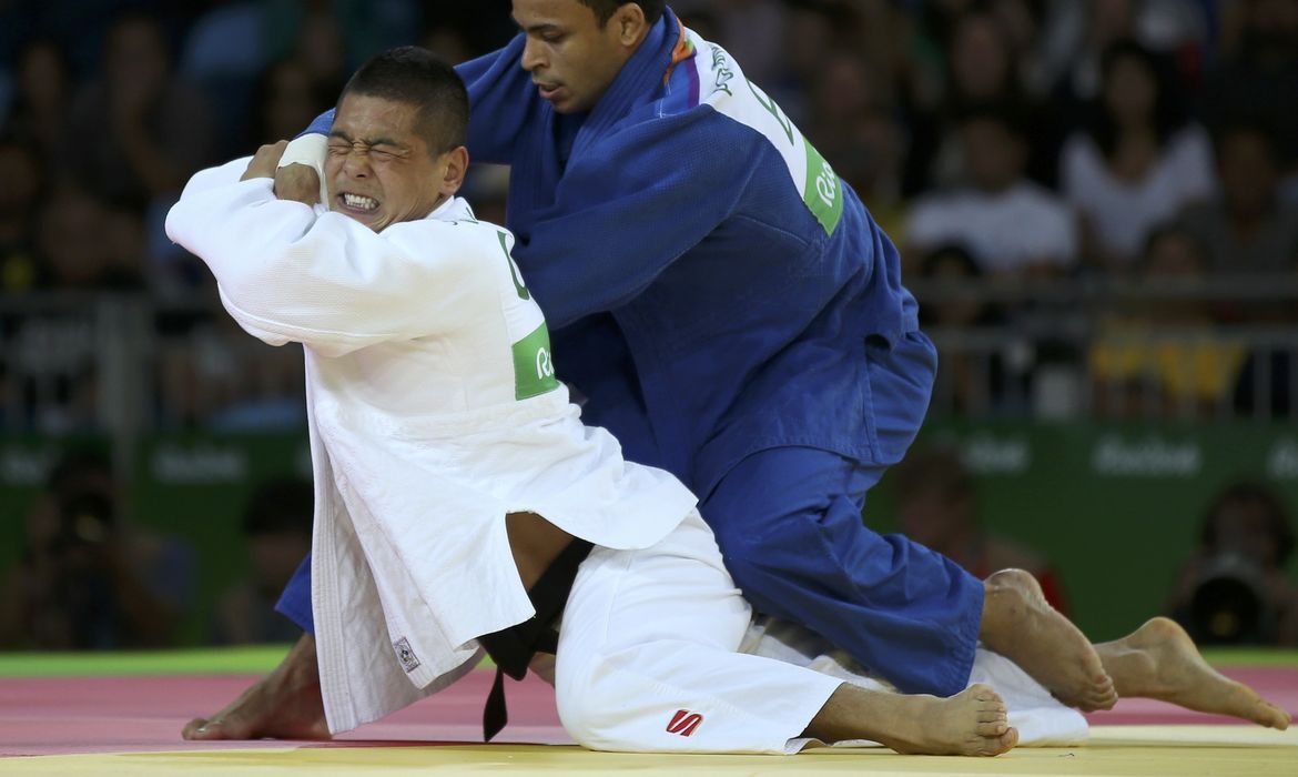 O judoca brasileiro Alex Pombo é eliminado pelo chinês Saiyinjirigala