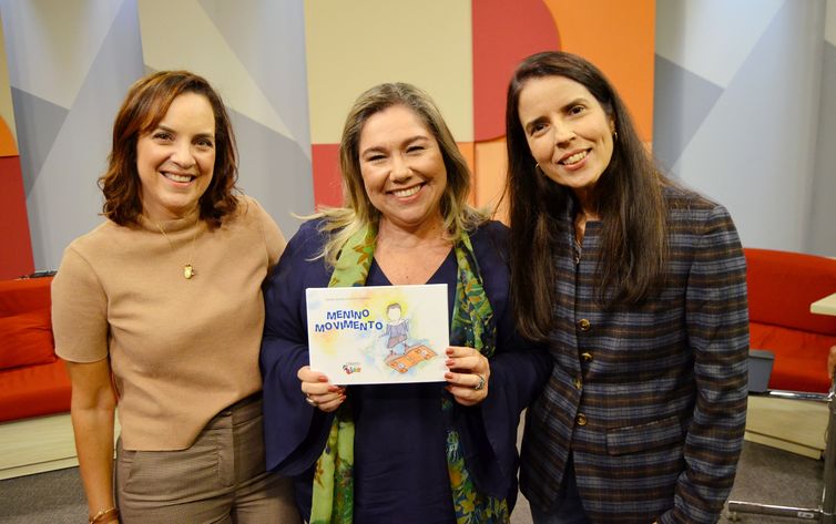 Katy Navarro entre as professoras Denise Calasans e Sandra Santos. 