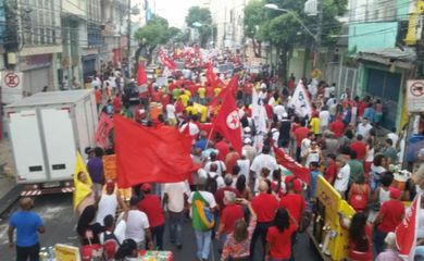 Ruas do centro de Salvador coloriram-se de branco e vermelho em apoio a Dilma 